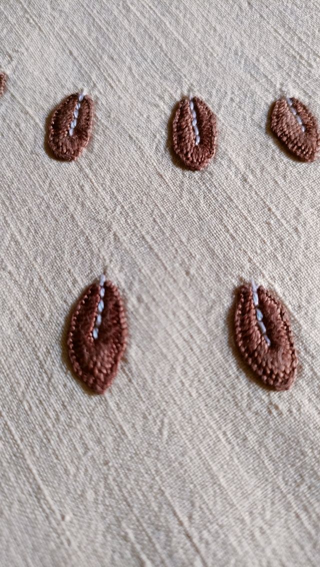 Mantel de hilo bordado amarillo 