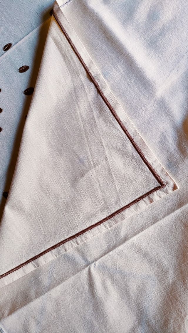 Mantel de hilo bordado amarillo 