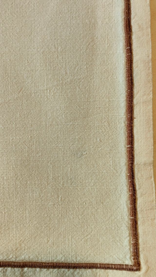 Mantel de hilo bordado amarillo 