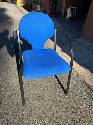 silla azul con reposabrazos