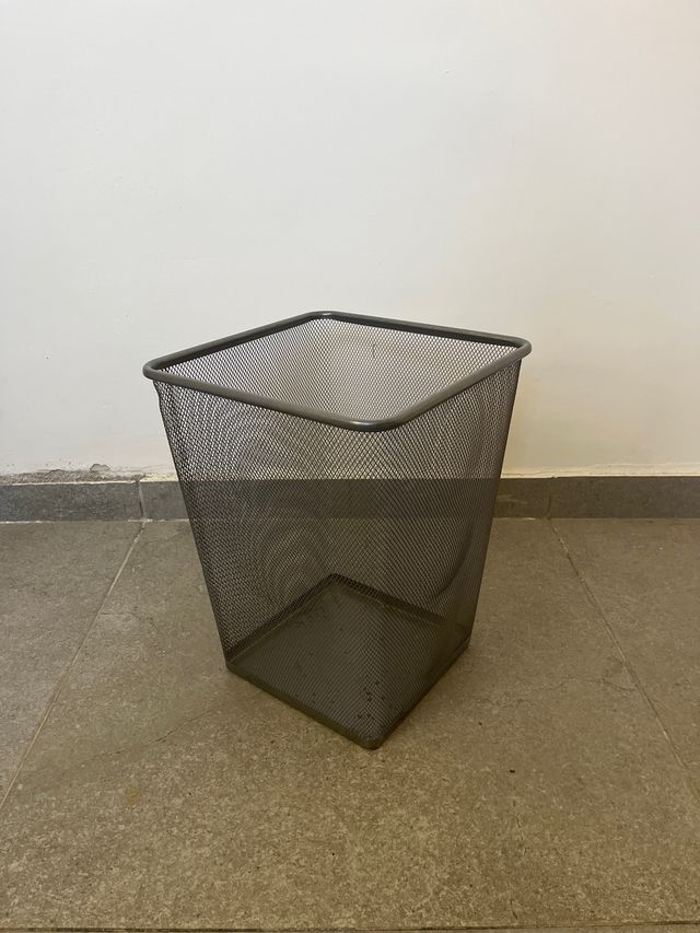 pattumiera per ufficio grigia quadrata grigia