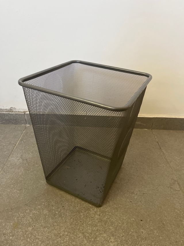 pattumiera per ufficio grigia quadrata grigia