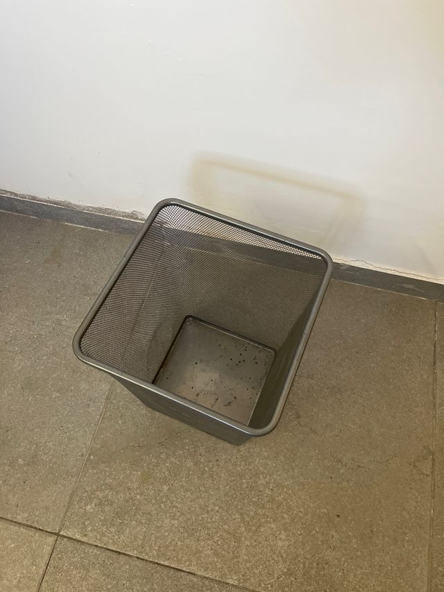 pattumiera per ufficio grigia quadrata grigia