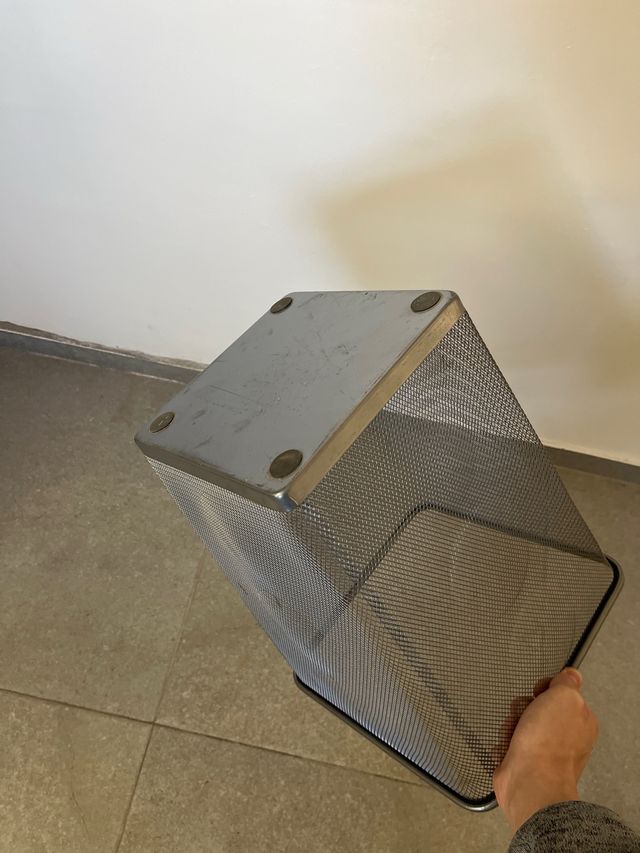 pattumiera per ufficio grigia quadrata grigia