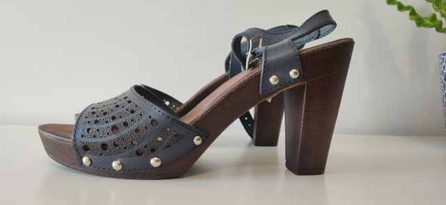 Sandalias azules con tachas y tacón 39. A estrenar
