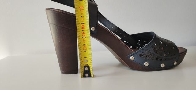 Sandalias azules con tachas y tacón 39. A estrenar