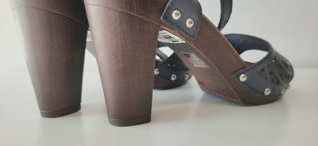 Sandalias azules con tachas y tacón 39. A estrenar