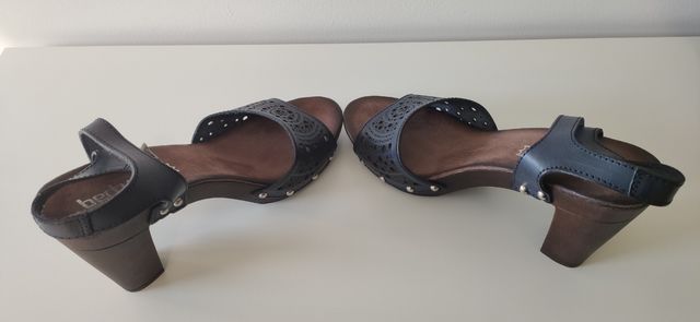 Sandalias azules con tachas y tacón 39. A estrenar