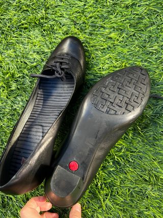 zapatos negros de tacon camper
