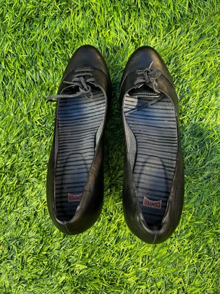 zapatos negros de tacon camper