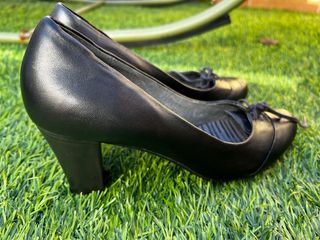 zapatos negros de tacon camper