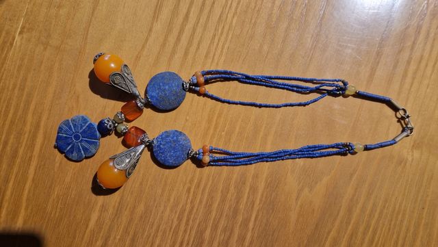 Collana lavorata a mano in pietre