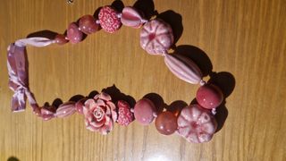 Collana floreale rosa in pietre e resina