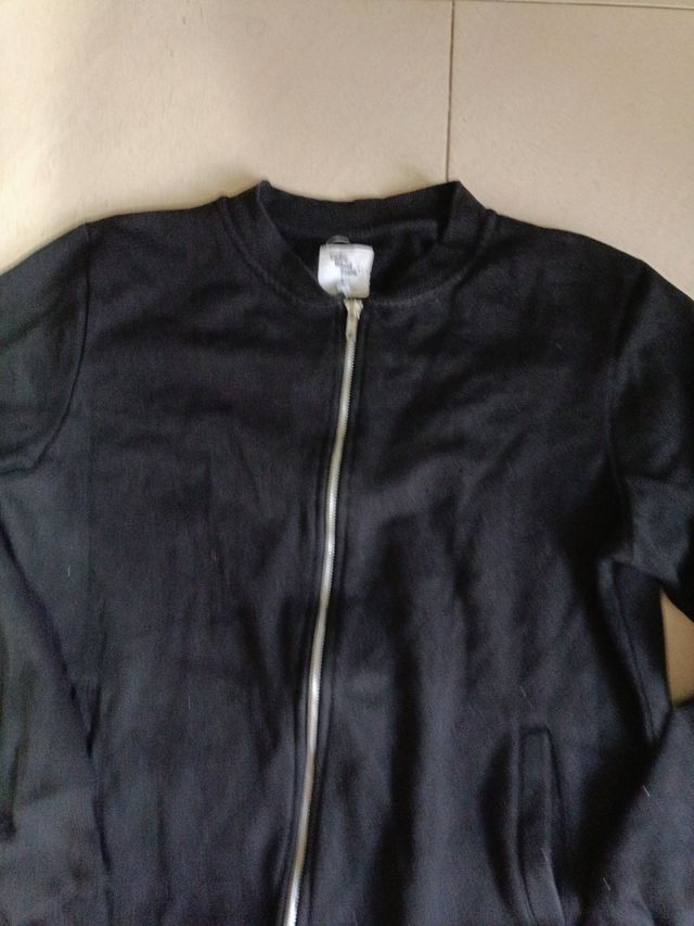 Sudadera negra básica, sin capucha