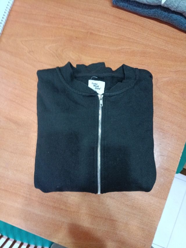 Sudadera negra básica, sin capucha