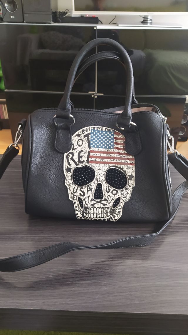 BOLSO DE PIEL, CON CALAVERA