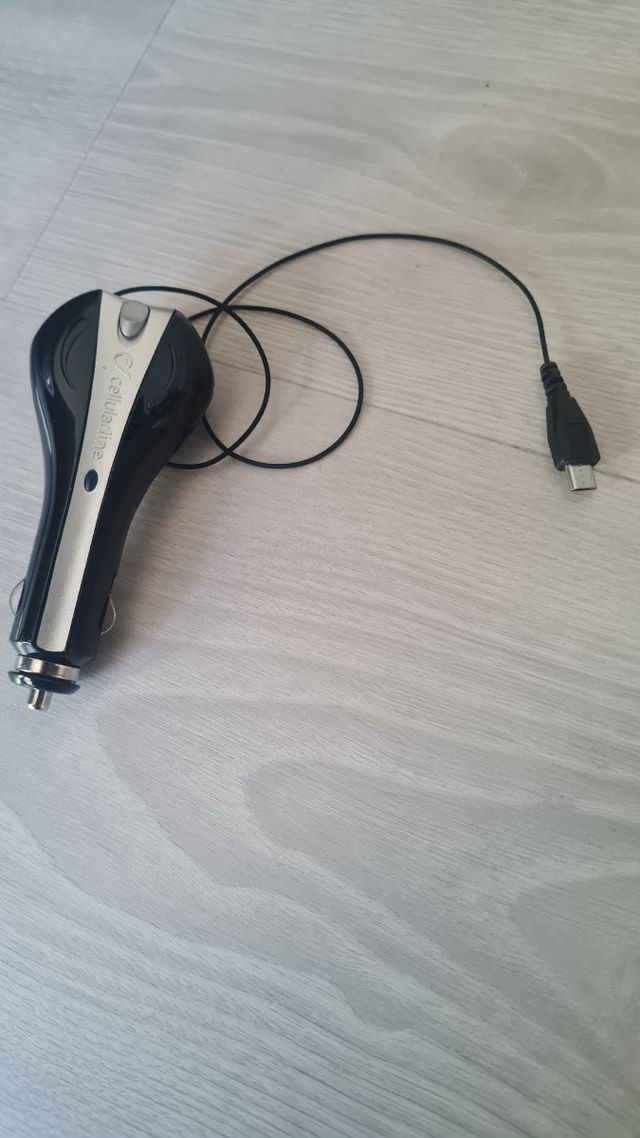 Caricabatterie auto cellularline