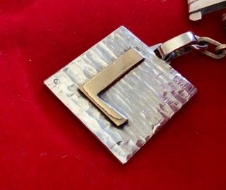 LLAVERO ANTIGUO DE PLATA CON INICIAL “ L “ EN ORO