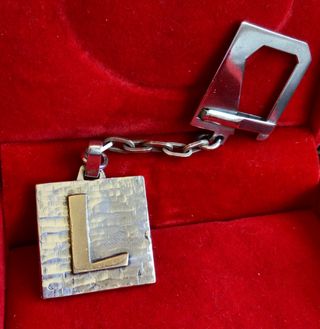 LLAVERO ANTIGUO DE PLATA CON INICIAL “ L “ EN ORO