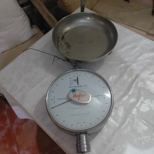 Bascula antigua colgada. Hazme una oferta