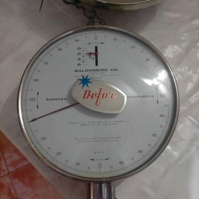 Bascula antigua colgada. Hazme una oferta