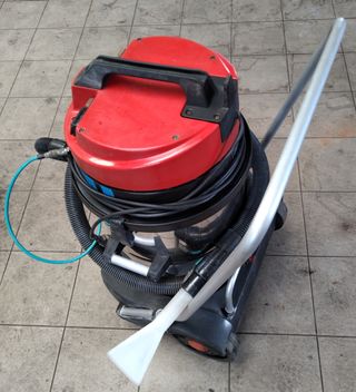 Aspirador de estofos, automóvel