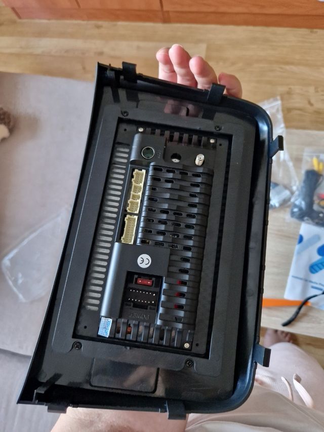 Pantalla mumtimedia y cámara trasera