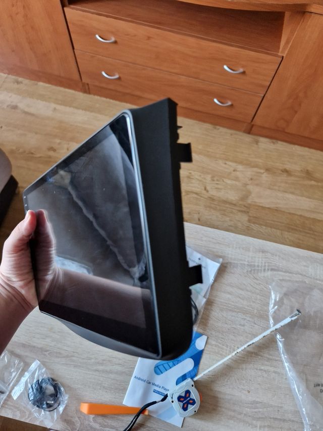 Pantalla mumtimedia y cámara trasera