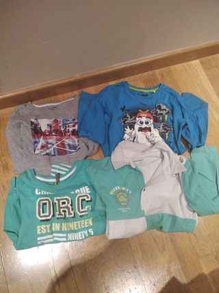 Lote,de cuatro camisetas niño