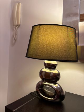 Lampara de mesa con estética diseño.