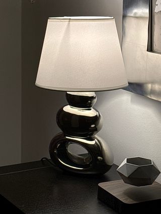 Lampara de mesa con estética diseño.