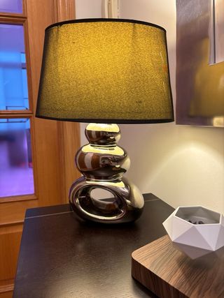 Lampara de mesa con estética diseño.