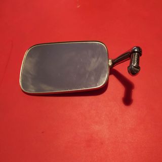Retrovisor cromado de coche antiguo