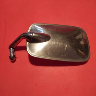 Retrovisor cromado de coche antiguo