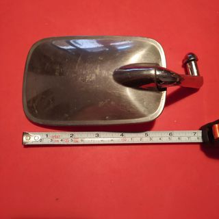 Retrovisor cromado de coche antiguo