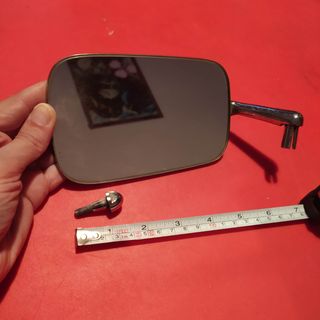 Retrovisor cromado de coche antiguo