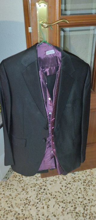 Traje de novio en perfecto estado