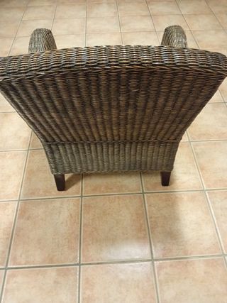 Sillón de mimbre.