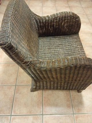Sillón de mimbre.