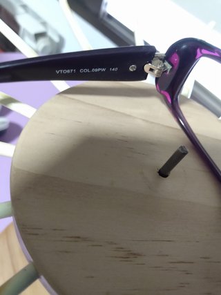Montura de gafas TOUS color berenjena