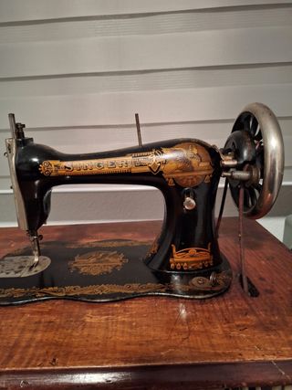 Maquina de coser SINGER antigua