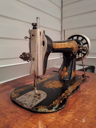 Maquina de coser SINGER antigua