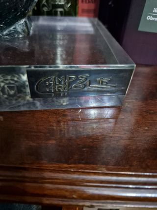 escultura en resina imitación a bronce, firmado