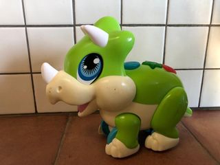 Juguete triceratops musical