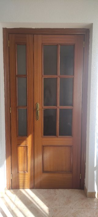 Cancela salón de madera