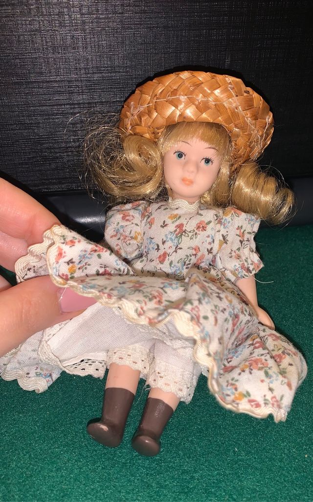 Bambola di porcellana da collezione