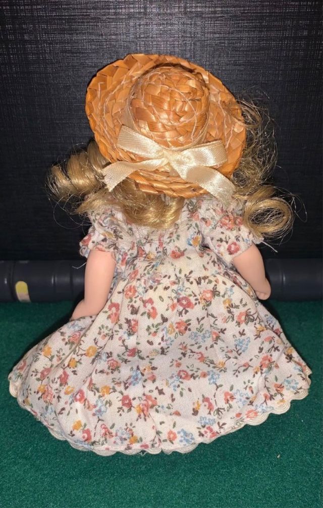 Bambola di porcellana da collezione