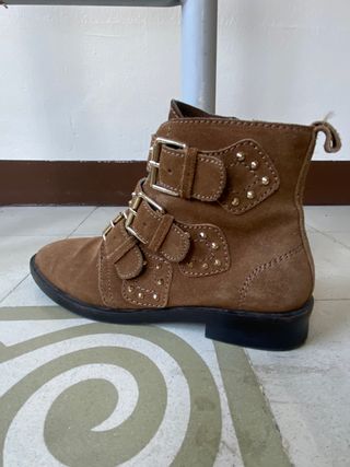 Botin con detalles dorados