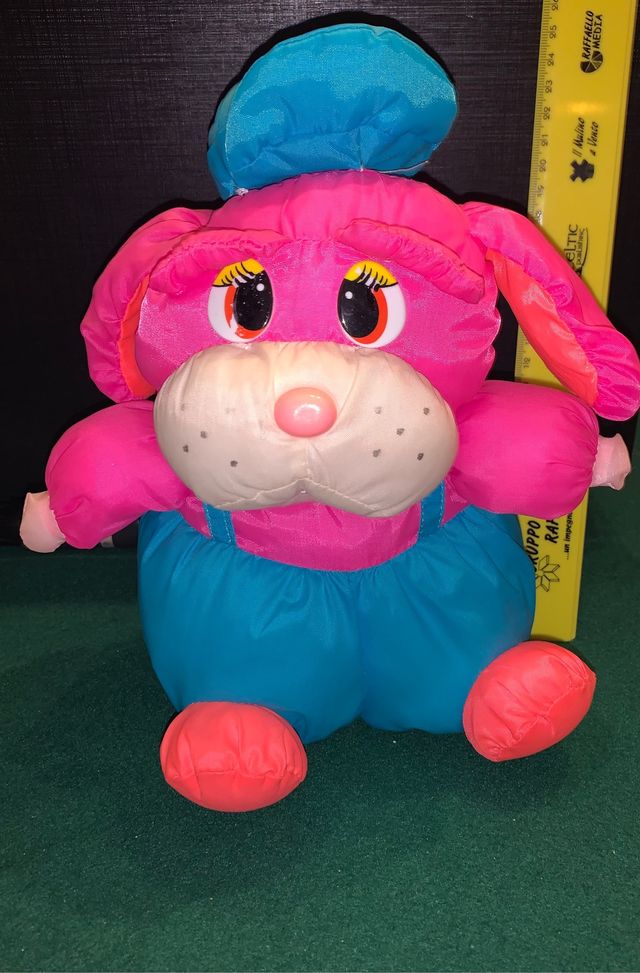 Peluche cane fucsia e blu