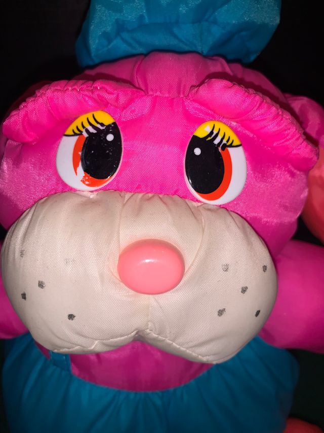 Peluche cane fucsia e blu